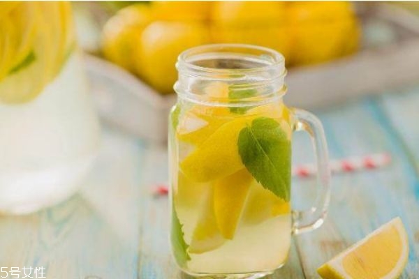 檸檬水白天喝會變黑嗎 喝檸檬水的最佳時間 檸檬水白天喝會變黑嗎 喝檸檬水的最佳時間