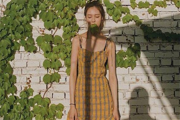 格子吊帶裙什么顏色好看 清爽夏季穿搭 格子吊帶裙什么顏色好看 清爽夏季穿搭