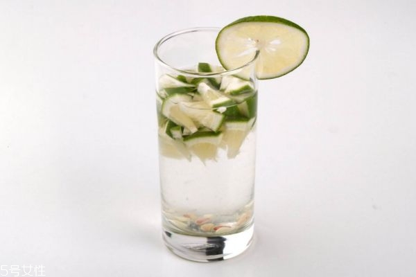 喝檸檬水的壞處是什么 長(zhǎng)期喝檸檬水的壞處 喝檸檬水的壞處是什么 長(zhǎng)期喝檸檬水的壞處