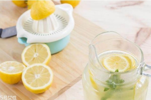 檸檬水白天喝會變黑嗎 喝檸檬水的最佳時間 檸檬水白天喝會變黑嗎 喝檸檬水的最佳時間