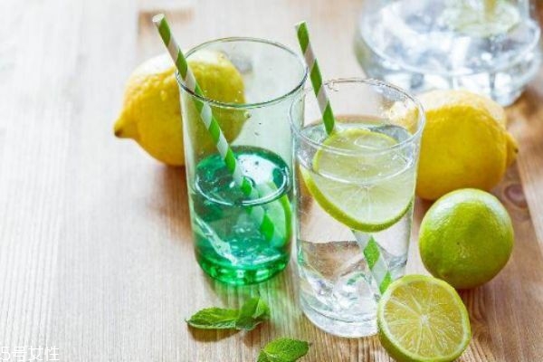 檸檬水白天喝會變黑嗎 喝檸檬水的最佳時間 檸檬水白天喝會變黑嗎 喝檸檬水的最佳時間