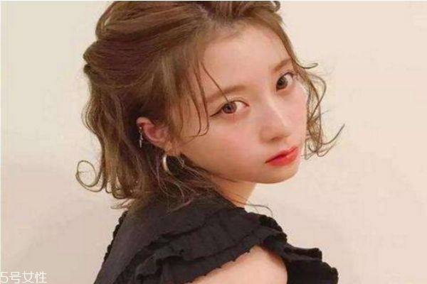 女生發(fā)型簡(jiǎn)單漂亮扎法 懶人扎出簡(jiǎn)單漂亮頭發(fā) 女生發(fā)型簡(jiǎn)單漂亮扎法 懶人扎出簡(jiǎn)單漂亮頭發(fā)