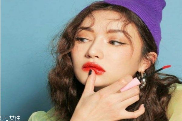 如何選擇護發(fā)精油 如何使用精油護發(fā) 如何選擇護發(fā)精油 如何使用精油護發(fā)