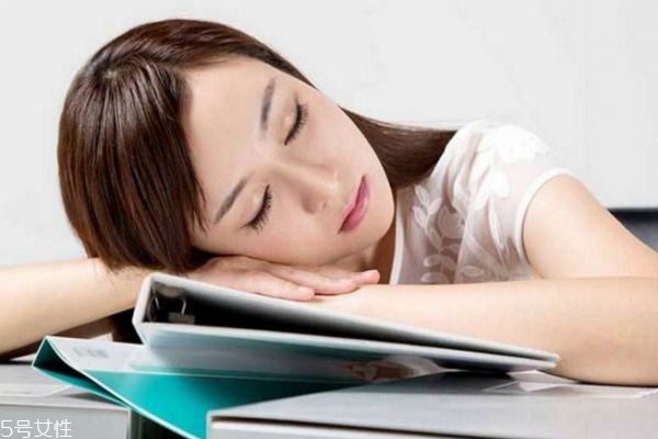 趴著睡覺流口水是怎么回事 睡覺流口水要小心 趴著睡覺流口水是怎么回事 睡覺流口水要小心