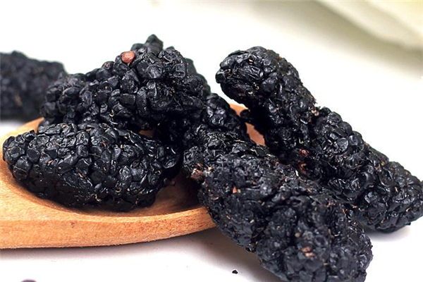 吃桑葚干可以提高酒量嗎 喝酒前吃桑葚干有用嗎 吃桑葚干可以提高酒量嗎 喝酒前吃桑葚干有用嗎