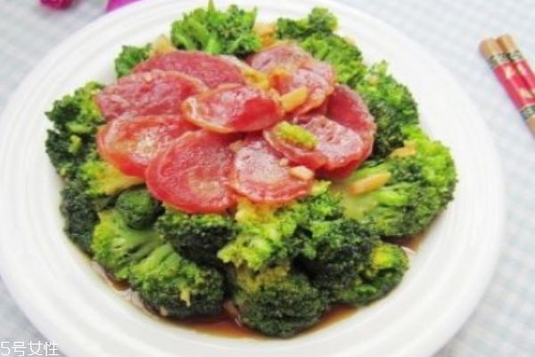 臘腸燒西蘭花怎么做 臘腸炒西蘭花的做法 臘腸燒西蘭花怎么做 臘腸炒西蘭花的做法
