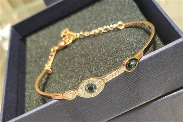 施華洛世奇手鏈扣怎么打開 施華洛世奇手鏈打不開怎么辦 施華洛世奇手鏈扣怎么打開 施華洛世奇手鏈打不開怎么辦