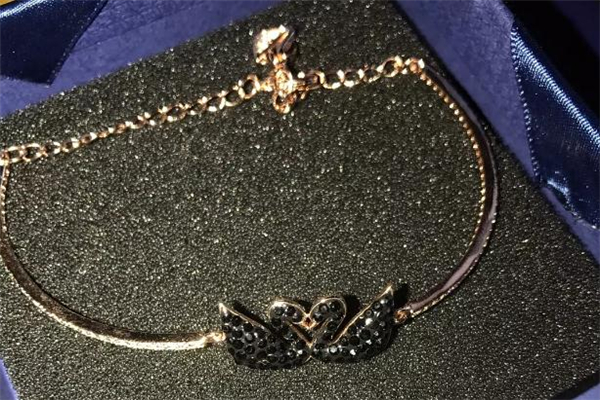 施華洛世奇手鏈真假鑒別 施華洛世奇手鏈真假對(duì)比 施華洛世奇手鏈真假鑒別 施華洛世奇手鏈真假對(duì)比