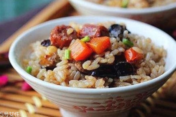 香腸香菇煲仔飯的做法 臘腸煲仔飯做法 香腸香菇煲仔飯的做法 臘腸煲仔飯做法