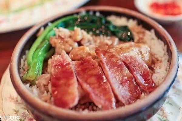 臘腸煲仔飯?jiān)趺醋?臘腸煲仔飯的做法 臘腸煲仔飯?jiān)趺醋?臘腸煲仔飯的做法