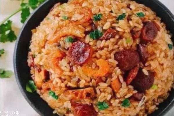 臘腸煲仔飯?jiān)趺醋?臘腸煲仔飯的做法 臘腸煲仔飯?jiān)趺醋?臘腸煲仔飯的做法