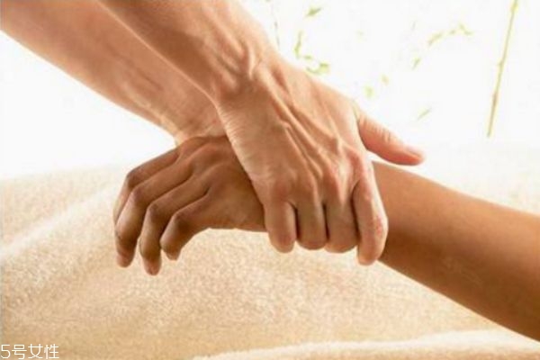 按摩能瘦手臂嗎 如何通過(guò)按摩手臂減肥 按摩能瘦手臂嗎 如何通過(guò)按摩手臂減肥