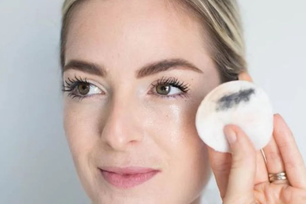 夏天怎么補(bǔ)妝不浮粉 夏天補(bǔ)妝的正確方法 夏天怎么補(bǔ)妝不浮粉 夏天補(bǔ)妝的正確方法