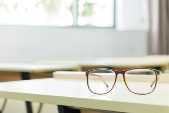 眼睛干澀疲勞是什么原因？葉黃素什么牌子好