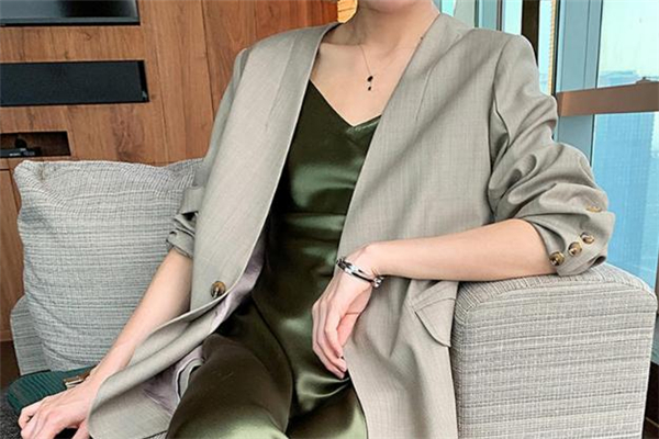 吊帶裙搭配什么外套好看 防曬必備單品 吊帶裙搭配什么外套好看 防曬必備單品