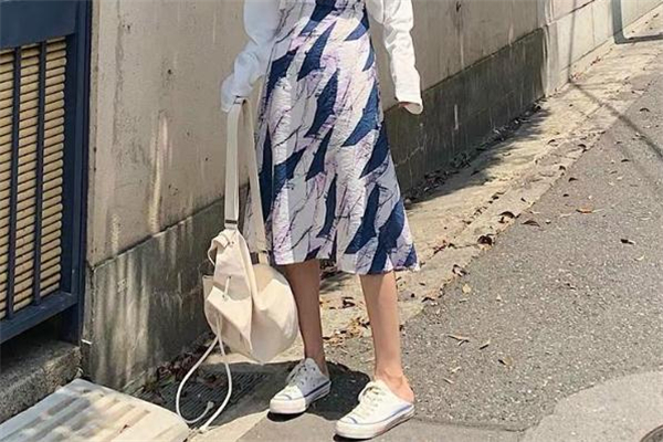 小白鞋配什么裙子好看 舒適又時髦 小白鞋配什么裙子好看 舒適又時髦