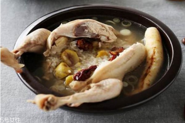 童子雞湯吃肉不如喝湯嗎 童子雞湯的營(yíng)養(yǎng)價(jià)值 童子雞湯吃肉不如喝湯嗎 童子雞湯的營(yíng)養(yǎng)價(jià)值