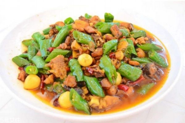 青椒童子雞怎么做好吃 青椒童子雞的做法 青椒童子雞怎么做好吃 青椒童子雞的做法