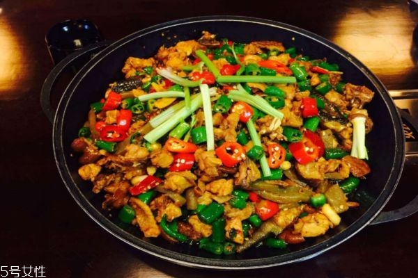 青椒童子雞怎么做好吃 青椒童子雞的做法 青椒童子雞怎么做好吃 青椒童子雞的做法