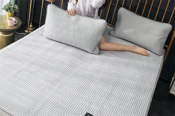 乳膠涼席和冰絲涼席哪個(gè)好 乳膠涼席和冰絲涼席區(qū)別 乳膠涼席和冰絲涼席哪個(gè)好 乳膠涼席和冰絲涼席區(qū)別