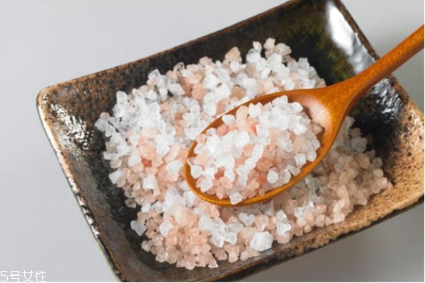 浴鹽可以起泡泡嗎 浴鹽泡澡的使用方法 浴鹽可以起泡泡嗎 浴鹽泡澡的使用方法
