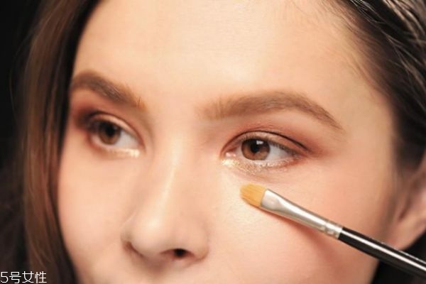 眼部打底膏有必要嗎 眼部打底膏的作用 眼部打底膏有必要嗎 眼部打底膏的作用