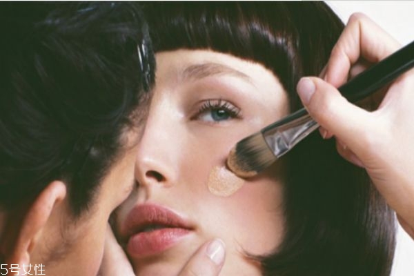 化妝卡粉浮粉怎么辦 臉上浮粉怎么快速補(bǔ)救 化妝卡粉浮粉怎么辦 臉上浮粉怎么快速補(bǔ)救