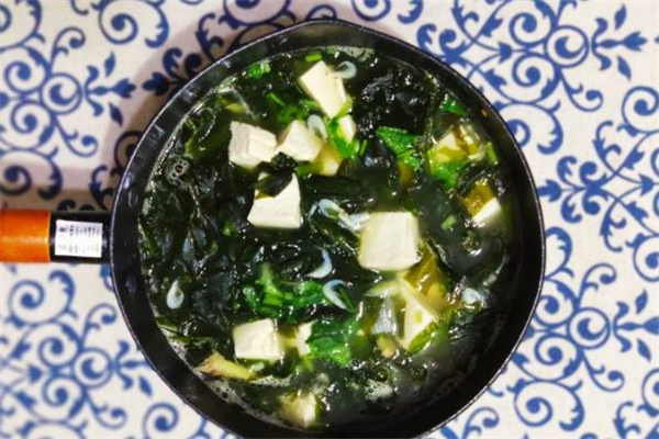 裙帶菜豆腐湯的做法 裙帶菜豆腐湯怎么做好吃 裙帶菜豆腐湯的做法 裙帶菜豆腐湯怎么做好吃
