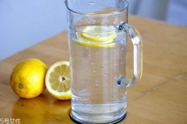 喝了檸檬水不能曬太陽(yáng)嗎 喝檸檬水多久能曬太陽(yáng) 喝了檸檬水不能曬太陽(yáng)嗎 喝檸檬水多久能曬太陽(yáng)