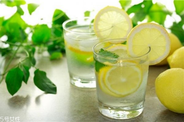 檸檬水搭配什么泡比較好 怎么用檸檬泡水喝美白效果好 檸檬水搭配什么泡比較好 怎么用檸檬泡水喝美白效果好