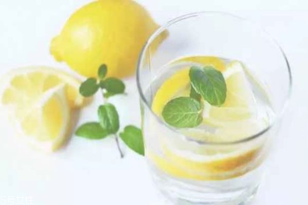 白天喝檸檬水皮膚會(huì)變黑嗎 檸檬泡水的功效與作用 白天喝檸檬水皮膚會(huì)變黑嗎 檸檬泡水的功效與作用