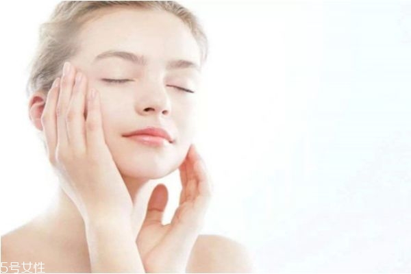 潤(rùn)膚露可以擦臉嗎 潤(rùn)膚露是擦臉還是全身 潤(rùn)膚露可以擦臉嗎 潤(rùn)膚露是擦臉還是全身