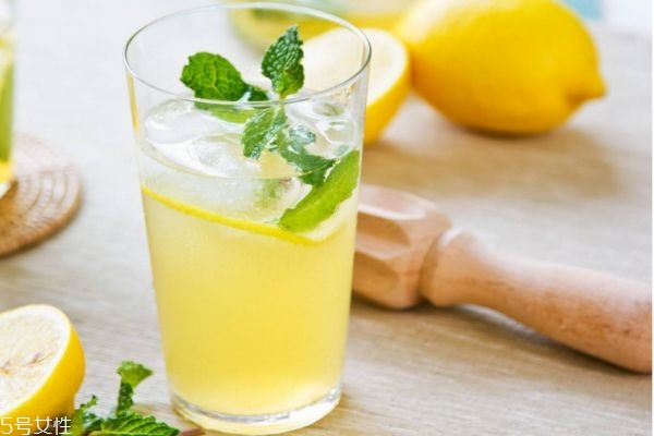 喝了檸檬水不能曬太陽(yáng)嗎 喝檸檬水多久能曬太陽(yáng) 喝了檸檬水不能曬太陽(yáng)嗎 喝檸檬水多久能曬太陽(yáng)