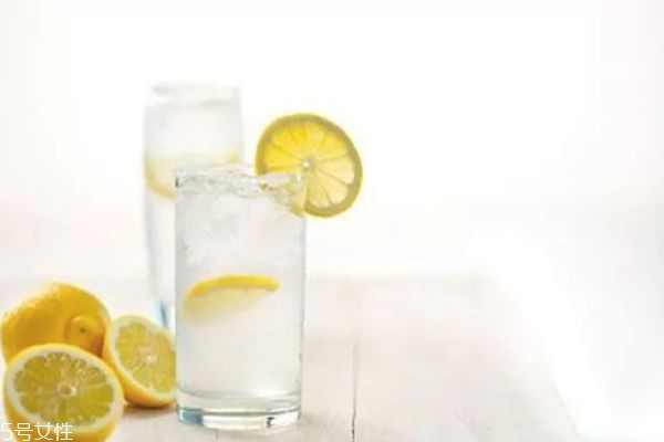 檸檬泡水怎么泡好喝 檸檬水的正確泡法 檸檬泡水怎么泡好喝 檸檬水的正確泡法