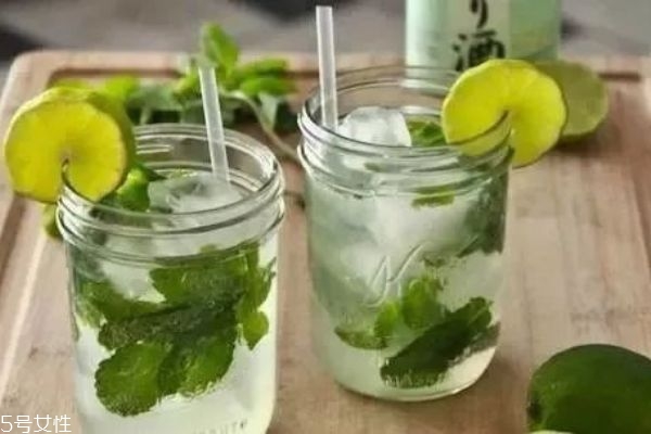 白天喝檸檬水皮膚會(huì)變黑嗎 檸檬泡水的功效與作用 白天喝檸檬水皮膚會(huì)變黑嗎 檸檬泡水的功效與作用