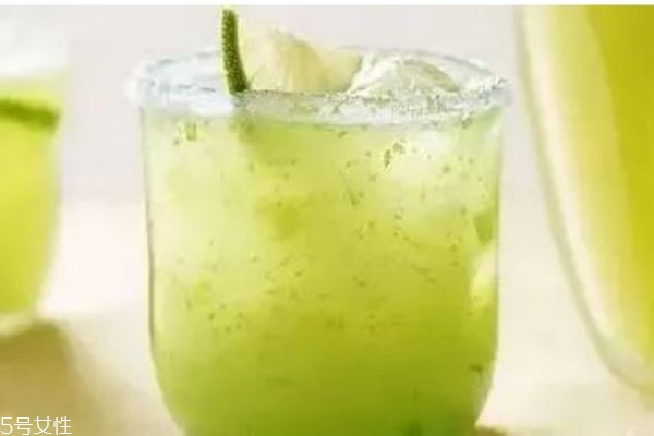 白天喝檸檬水皮膚會(huì)變黑嗎 檸檬泡水的功效與作用 白天喝檸檬水皮膚會(huì)變黑嗎 檸檬泡水的功效與作用