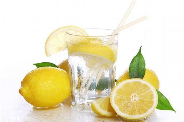 喝了檸檬水不能曬太陽(yáng)嗎 喝檸檬水多久能曬太陽(yáng) 喝了檸檬水不能曬太陽(yáng)嗎 喝檸檬水多久能曬太陽(yáng)
