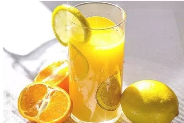 白天喝檸檬水皮膚會(huì)變黑嗎 檸檬泡水的功效與作用 白天喝檸檬水皮膚會(huì)變黑嗎 檸檬泡水的功效與作用