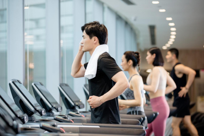 跑步會(huì)傷害膝關(guān)節(jié)嗎？注意正確的方法還要補(bǔ)氨糖