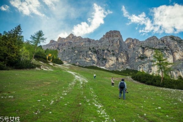 早上幾點(diǎn)爬山比較好 爬山的最佳時(shí)間 早上幾點(diǎn)爬山比較好 爬山的最佳時(shí)間