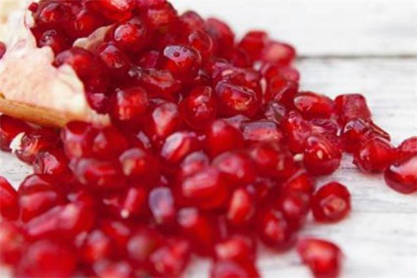 石榴籽吃了會得結(jié)石嗎 為什么吃石榴籽肚子疼 石榴籽吃了會得結(jié)石嗎 為什么吃石榴籽肚子疼