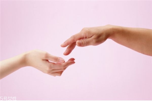 手上起小水泡癢會(huì)傳染嗎 手上起小水泡癢怎么辦