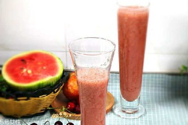 西瓜和什么水果榨汁好喝 西瓜搭配什么水果榨汁 西瓜和什么水果榨汁好喝 西瓜搭配什么水果榨汁