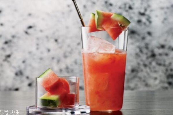 西瓜榨汁要不要去籽 西瓜飲品的做法大全 西瓜榨汁要不要去籽 西瓜飲品的做法大全