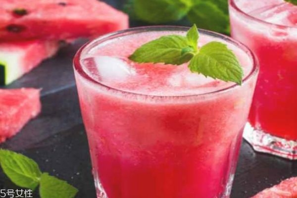 西瓜榨汁要不要去籽 西瓜飲品的做法大全 西瓜榨汁要不要去籽 西瓜飲品的做法大全