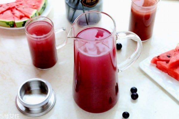 西瓜和什么水果榨汁好喝 西瓜搭配什么水果榨汁 西瓜和什么水果榨汁好喝 西瓜搭配什么水果榨汁