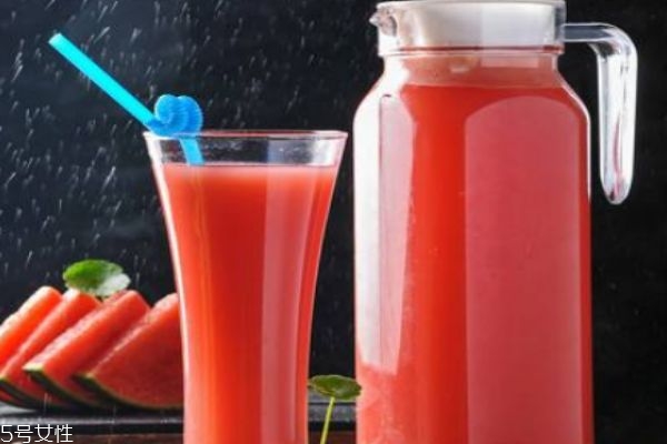 西瓜榨汁要不要去籽 西瓜飲品的做法大全 西瓜榨汁要不要去籽 西瓜飲品的做法大全