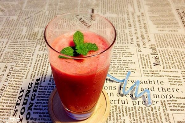 西瓜榨汁要不要去籽 西瓜飲品的做法大全 西瓜榨汁要不要去籽 西瓜飲品的做法大全