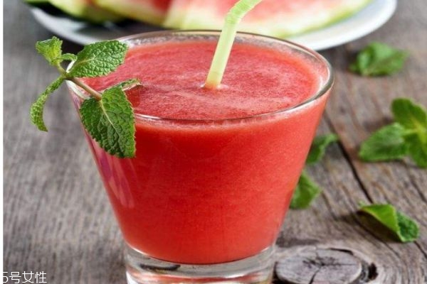 西瓜榨汁要不要去籽 西瓜飲品的做法大全 西瓜榨汁要不要去籽 西瓜飲品的做法大全