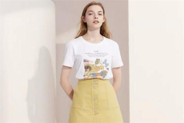 白色短袖配什么裙子好看 白色短袖的時(shí)髦穿搭 白色短袖配什么裙子好看 白色短袖的時(shí)髦穿搭